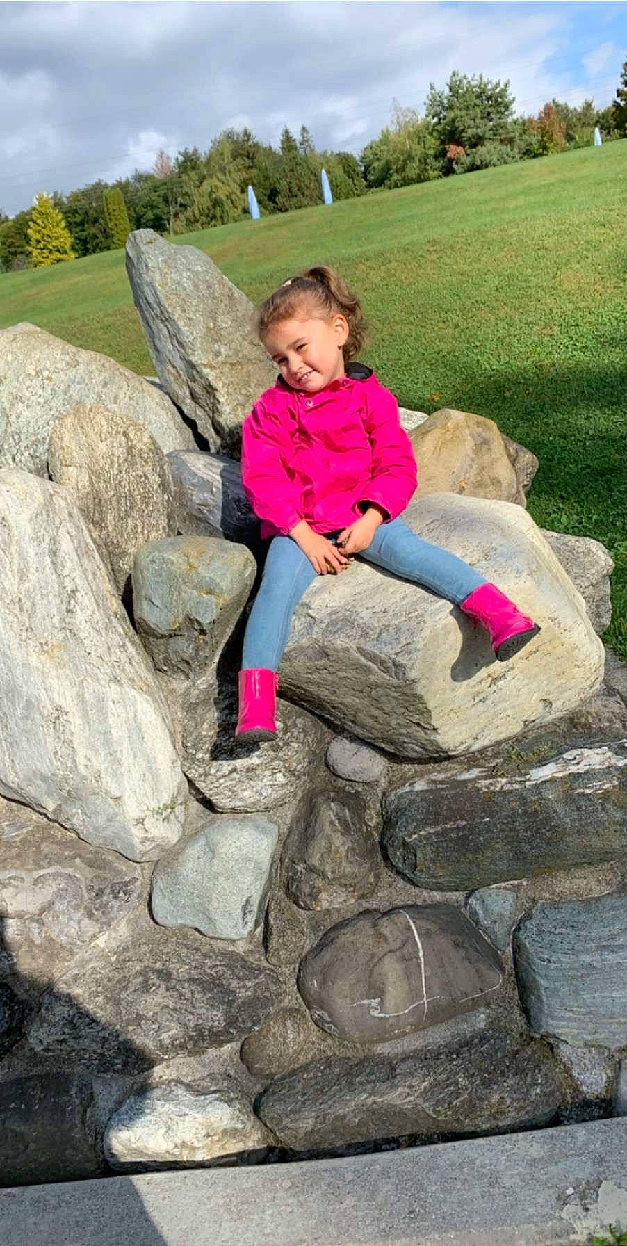 Julia participe au concours pour gagner de l'argent avec cette photo : bedrock, boulder, child, fun, joy, landscape, leisure, person, play, rock, sitting, smile, stone_wall, toddler, tree, vacation