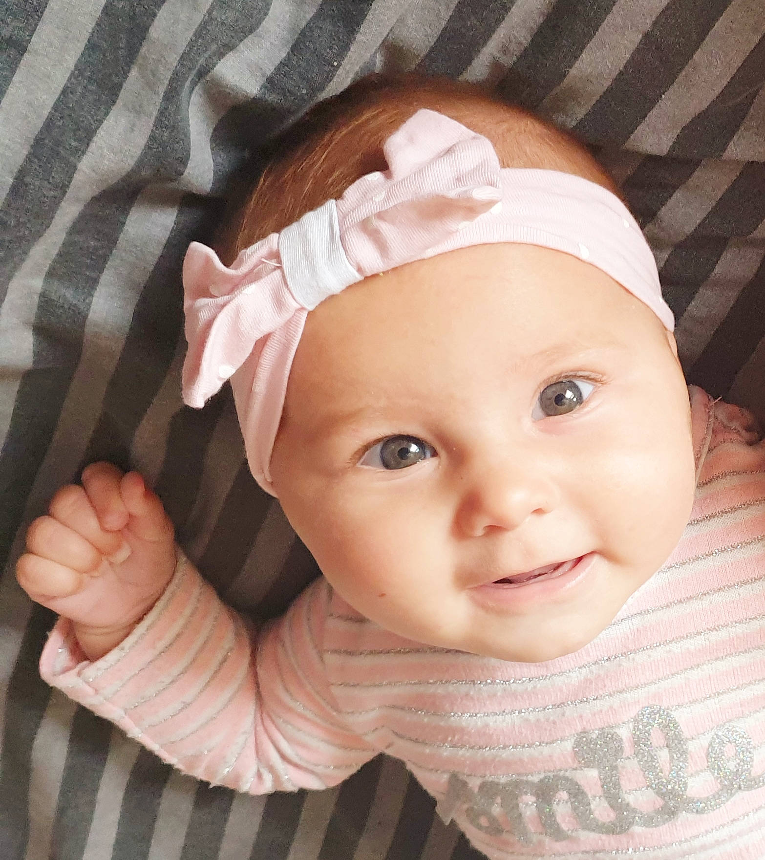 Jeanne participe au concours pour gagner de l'argent avec cette photo : baby, beige, cheek, child, eye, face, finger, forehead, hair_accessory, hand, head, headband, headgear, headwear, lip, mouth, person, photography, portrait_photography, product