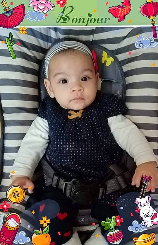 Jade a rejoint le concours — aidez-le/la à gagner de superbes lots ! baby, baby_carriage, baby_products, baby_toddler_clothing, black, car_seat, cheek, child, fashion_accessory, happy, pattern, person, pink, pollinator, red, sitting, skin, sleeve, textile, toddler