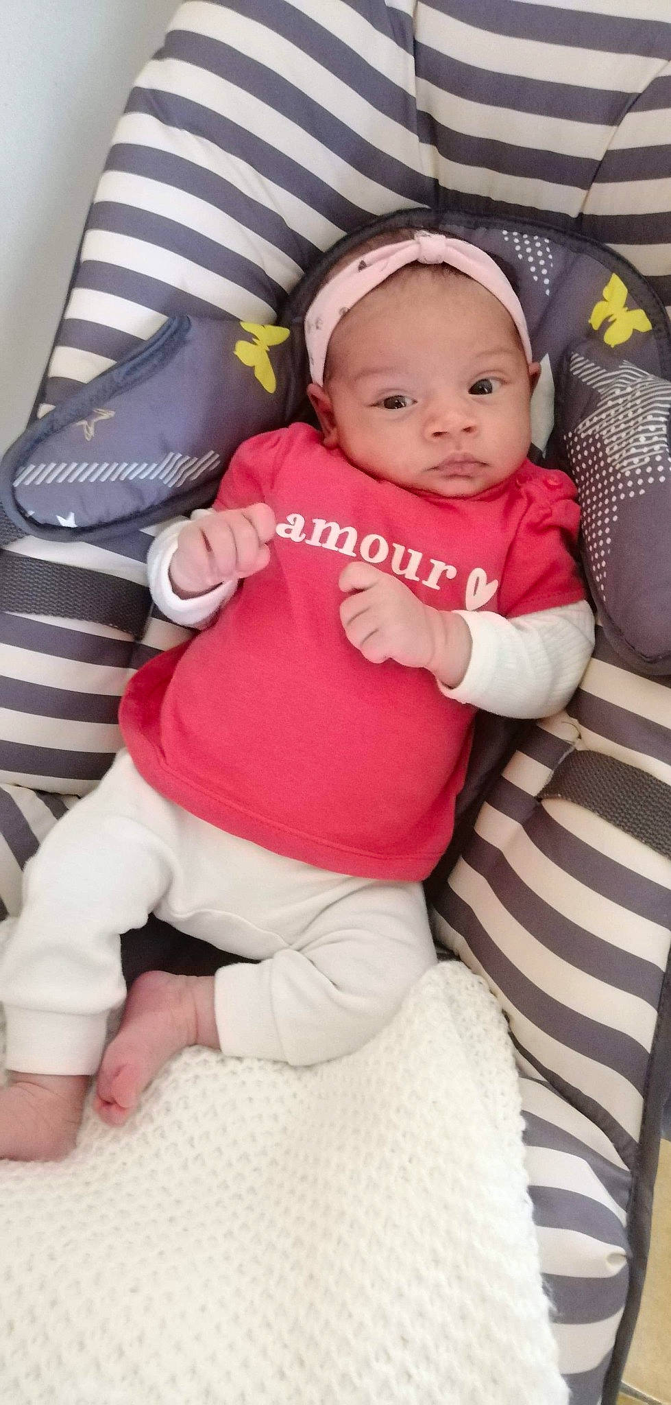 Jade a rejoint le concours — aidez-le/la à gagner de superbes lots ! baby, baby_products, baby_toddler_clothing, chair, cheek, child, comfort, fashion_accessory, happy, human_leg, knee, lap, person, pink, sitting, sleeve, sock, thigh, thumb, toddler