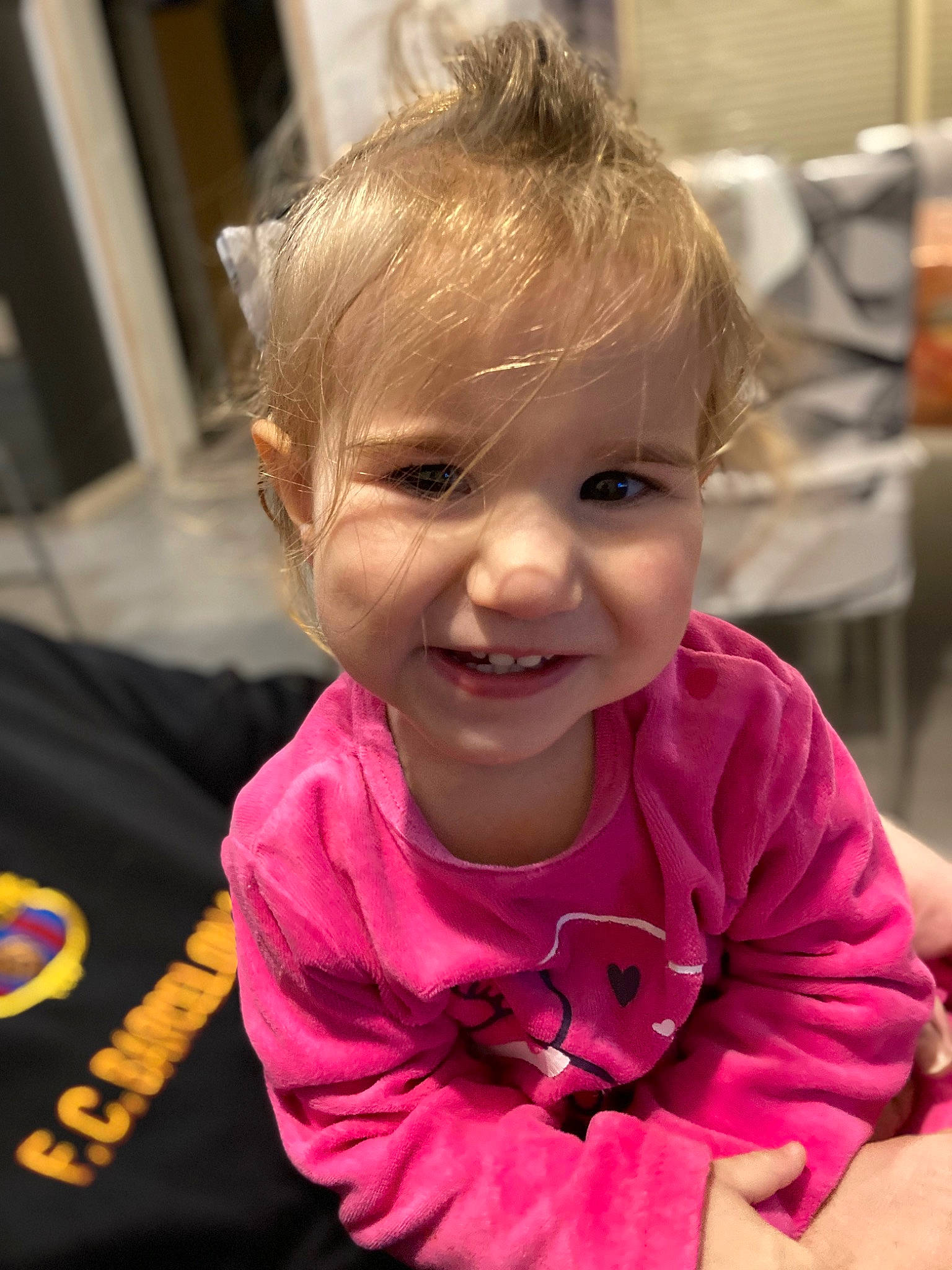 Lily a rejoint le concours — aidez-le/la à gagner de superbes lots ! baby, baby_toddler_clothing, cheek, chin, eye, eyelash, face, hair, happy, head, human_body, iris, lip, mouth, nose, person, pink, skin, sleeve, smile