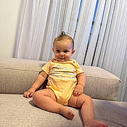 Billy a rejoint le concours — aidez-le/la à gagner de superbes lots ! baby, child, infant, onesie, couch, sofa, curtains, indoor, smile, happy, face, person, legs, feet, hand, hairstyle, mohawk, fabric, home, furniture