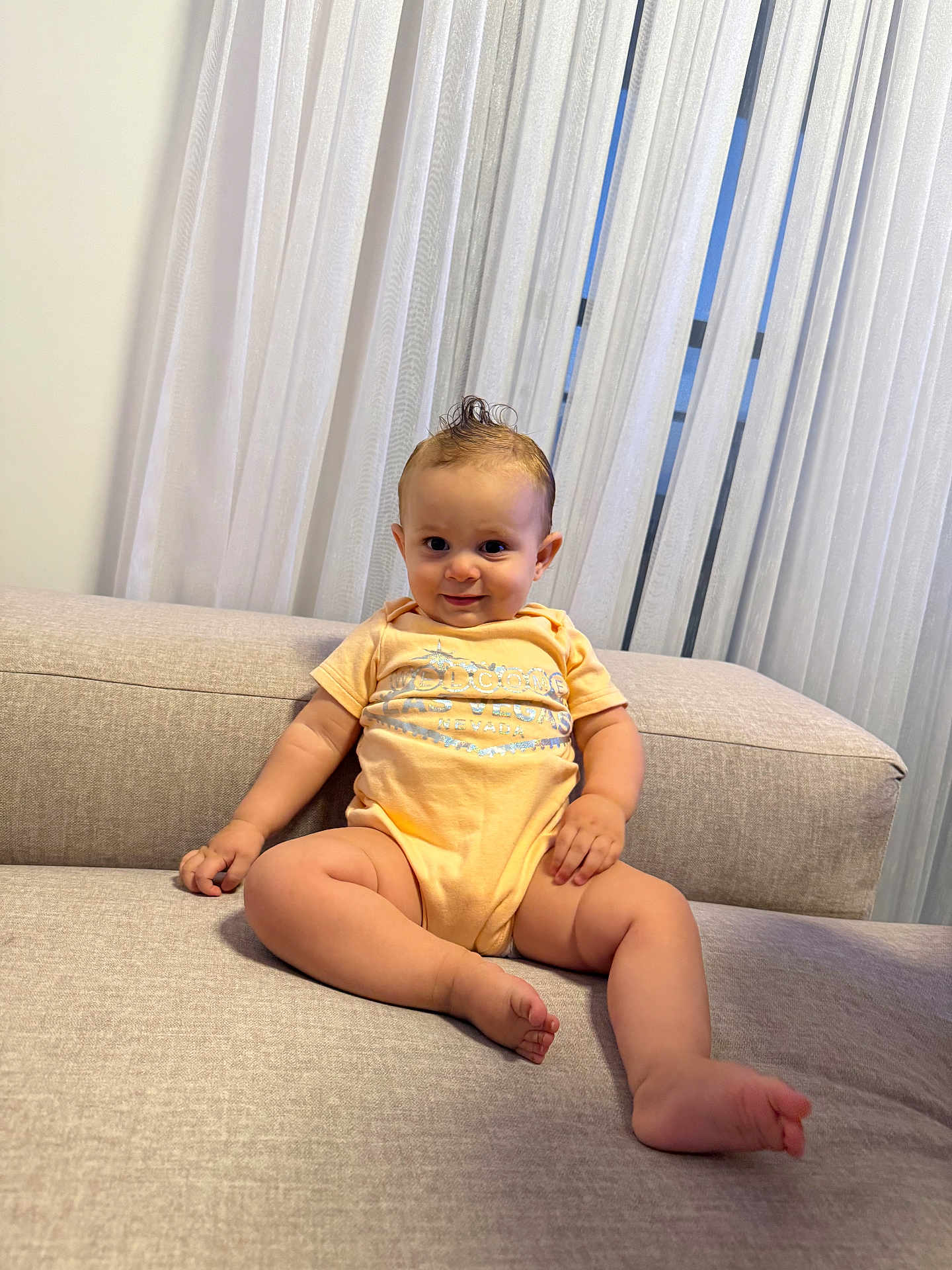 Billy a rejoint le concours — aidez-le/la à gagner de superbes lots ! baby, child, infant, onesie, couch, sofa, curtains, indoor, smile, happy, face, person, legs, feet, hand, hairstyle, mohawk, fabric, home, furniture