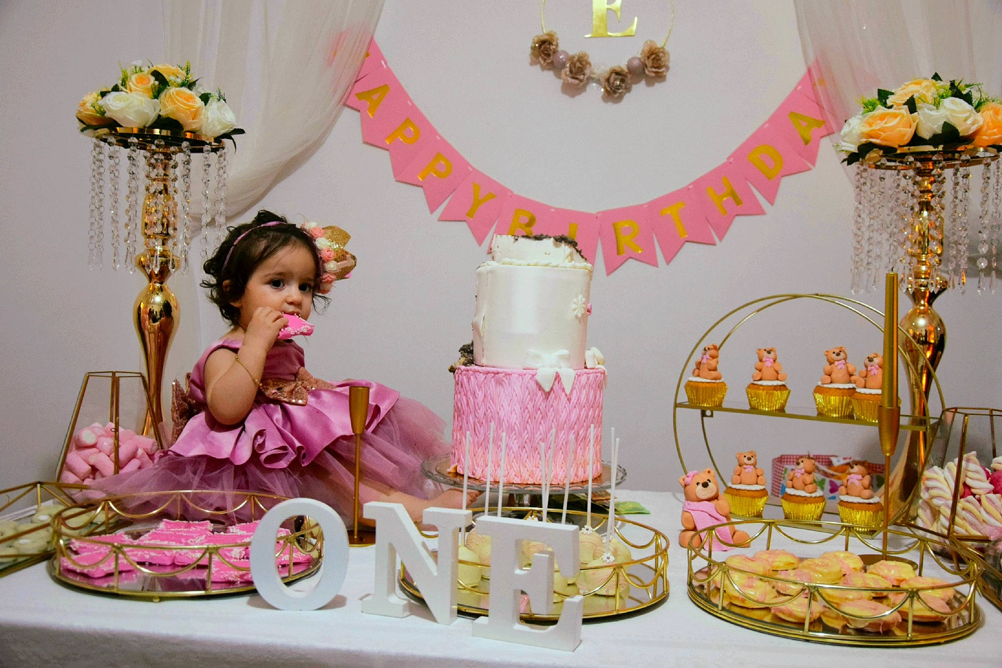 Soline a rejoint le concours — aidez-le/la à gagner de superbes lots ! baked_goods, birthday, birthday_cake, birthday_party, cake, cake_decorating, cake_decorating_supply, cuisine, decoration, food, icing, ingredient, lighting, party_supply, person, pink, sugar_cake, sugar_paste, sweetness, tableware