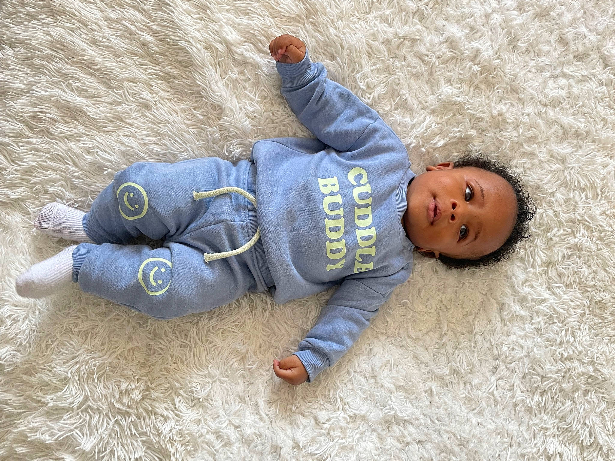 Kayden a rejoint le concours — aidez-le/la à gagner de superbes lots ! baby, baby_toddler_clothing, child, comfort, concrete, electric_blue, flooring, foot, fun, grass, happy, human_body, leisure, pattern, person, sitting, skin, smile, toddler