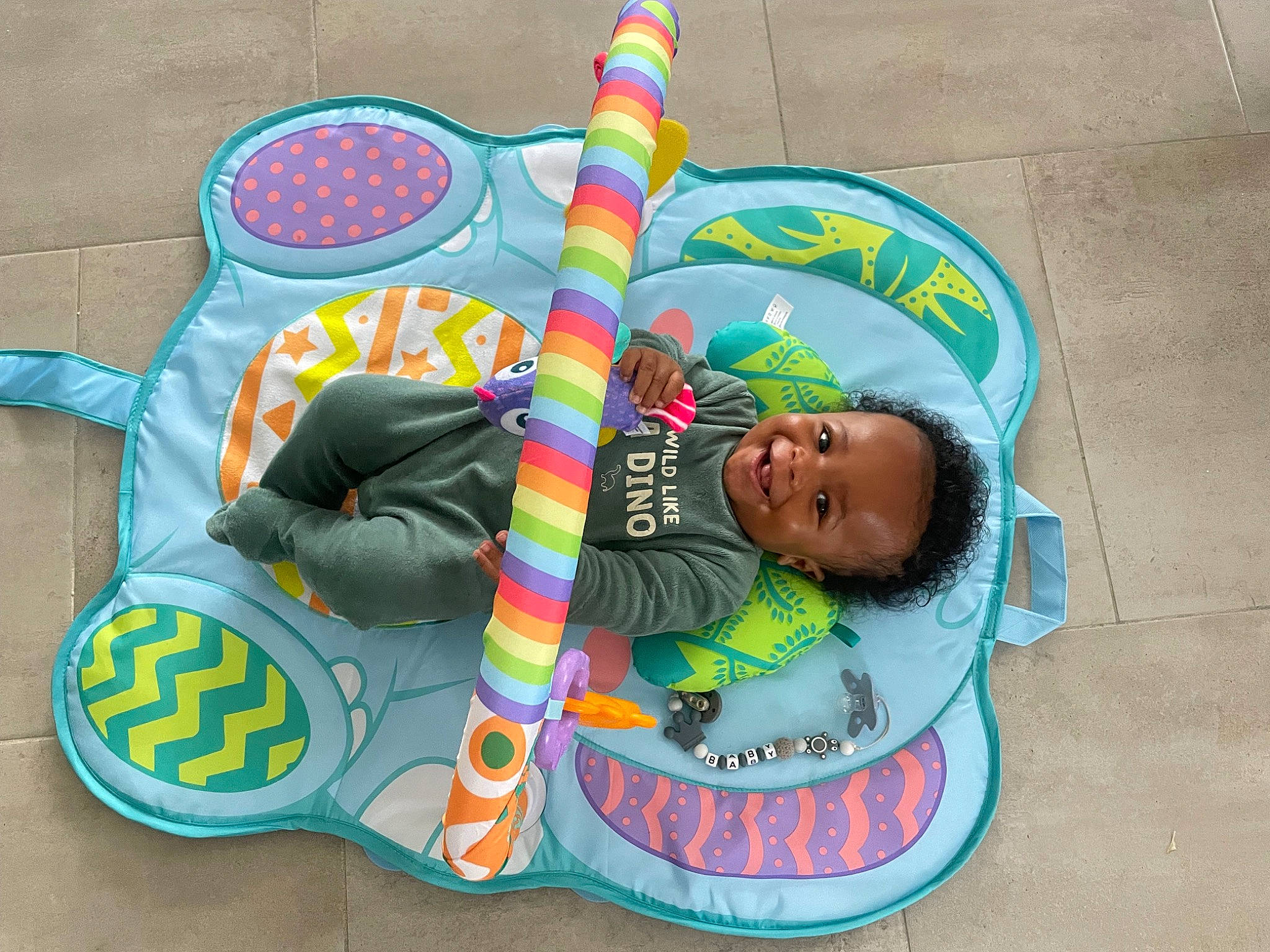Kayden participe au concours pour gagner de l'argent avec cette photo : baby_products, baby_toys, child, circle, event, fashion_accessory, font, fun, happy, joy, leisure, pattern, person, personal_protective_equipment, play, recreation, sitting, toy, visual_arts