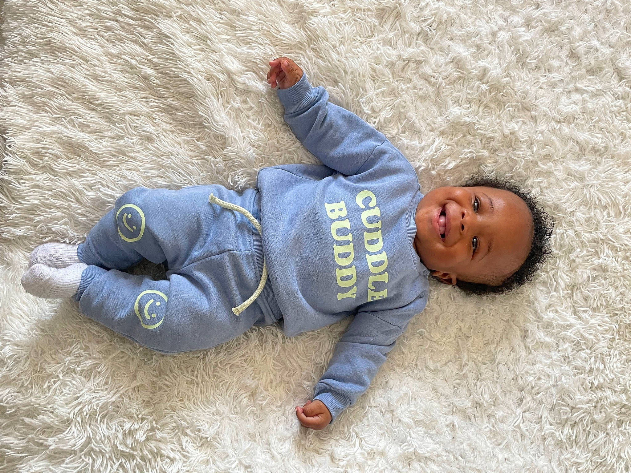 Kayden a rejoint le concours — aidez-le/la à gagner de superbes lots ! asphalt, baby, baby_toddler_clothing, child, comfort, concrete, denim, electric_blue, flooring, foot, fun, grass, grey, joy, mammal, pattern, person, road_surface, sitting, sleeve