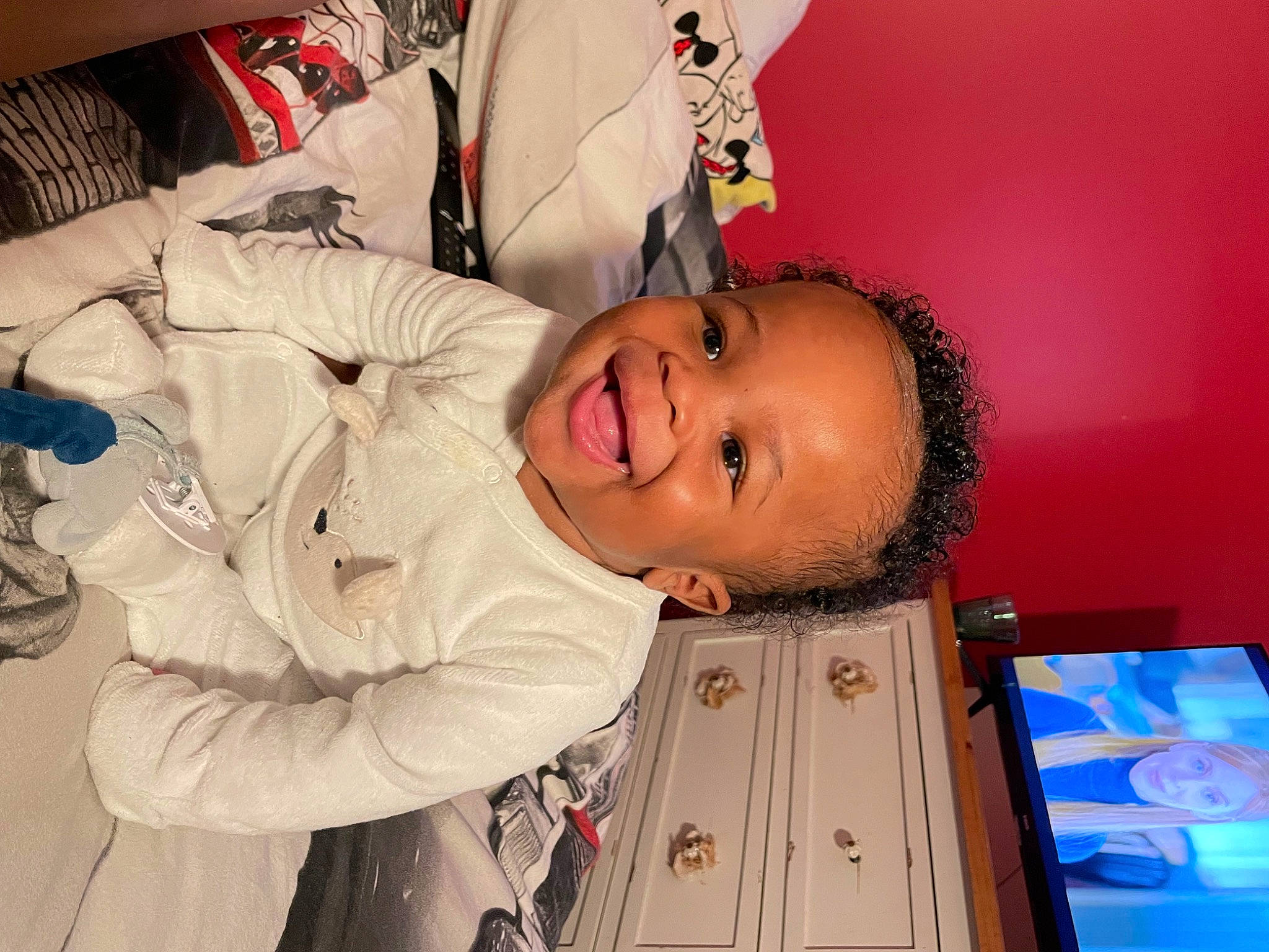 Kayden a rejoint le concours — aidez-le/la à gagner de superbes lots ! child, comfort, event, fun, happy, hat, house, jacket, joy, laugh, mouth, nose, person, room, skin, smile, toddler, vacation