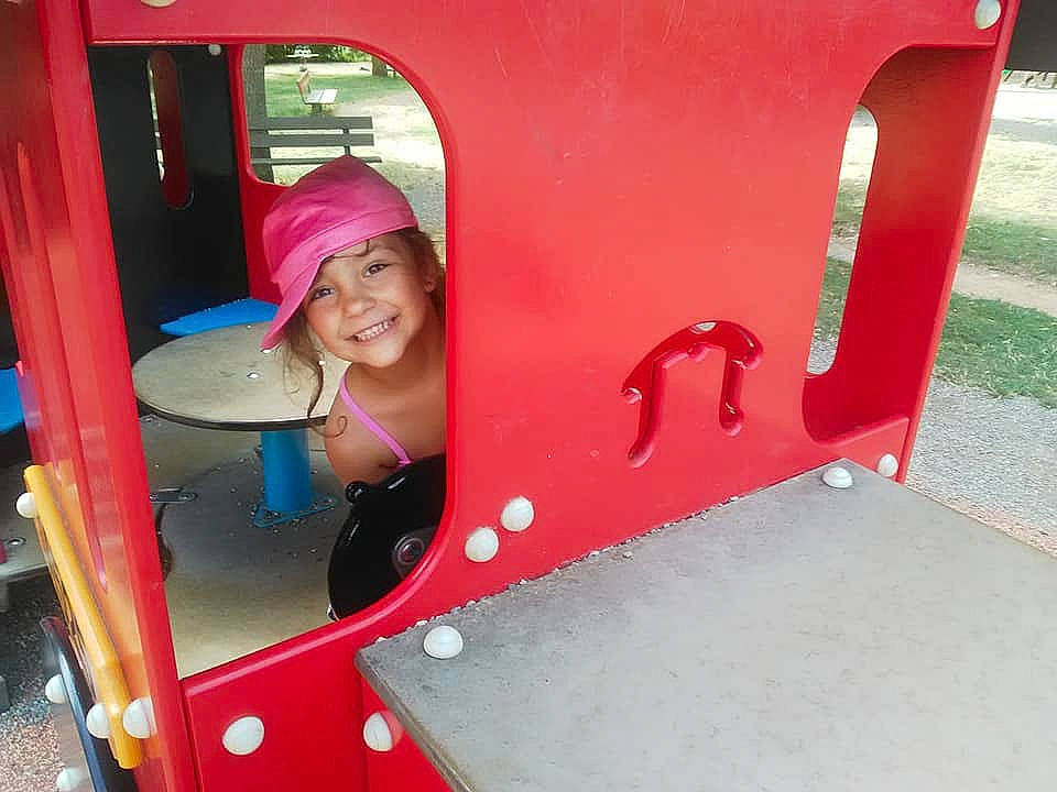 Lola a rejoint le concours — aidez-le/la à gagner de superbes lots ! child, fun, headwear, joy, leisure, magenta, outdoor_play_equipment, person, pink, play, playground, public_space, recreation