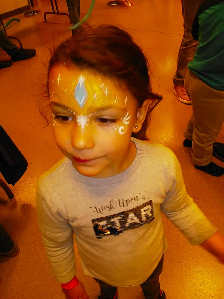 Lola participe au concours pour gagner de l'argent avec cette photo : cheek, child, ear, face, forehead, fun, hairstyle, head, person, toddler, yellow