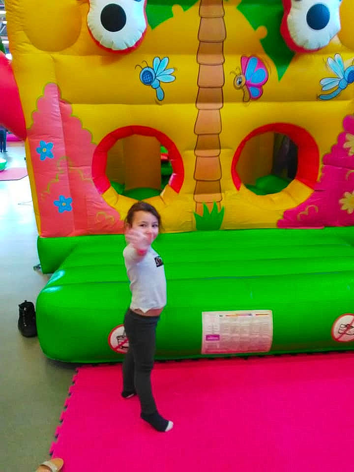 Lola participe au concours pour gagner de l'argent avec cette photo : bounce_house, child, fun, games, inflatable, leisure, outdoor_play_equipment, person, play, recreation, toddler