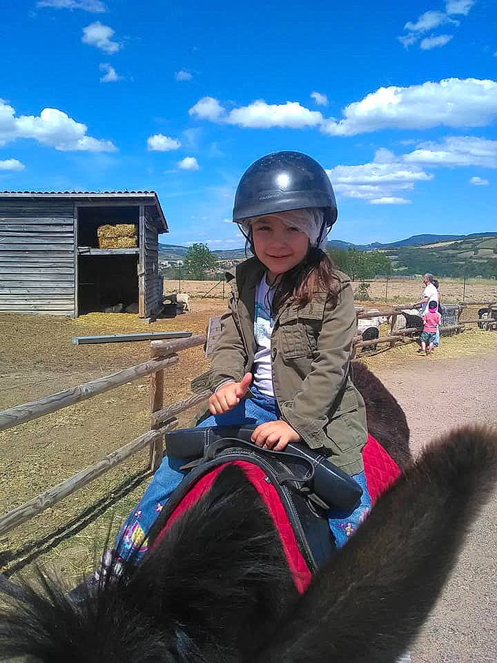 Lola a rejoint le concours — aidez-le/la à gagner de superbes lots ! bridle, equestrianism, headwear, horse, horse_tack, joy, landscape, pack_animal, person, recreation, rein, saddle