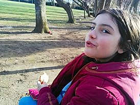 Alicia participe au concours pour gagner de l'argent avec cette photo : child, fun, grass, headwear, leisure, person, plant, play, recreation, smile, toddler, tree