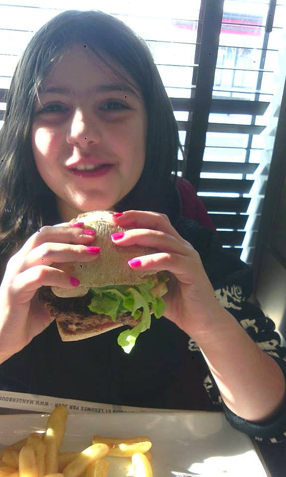 Alicia participe au concours pour gagner de l'argent avec cette photo : eating, finger, food, joy, nail, person