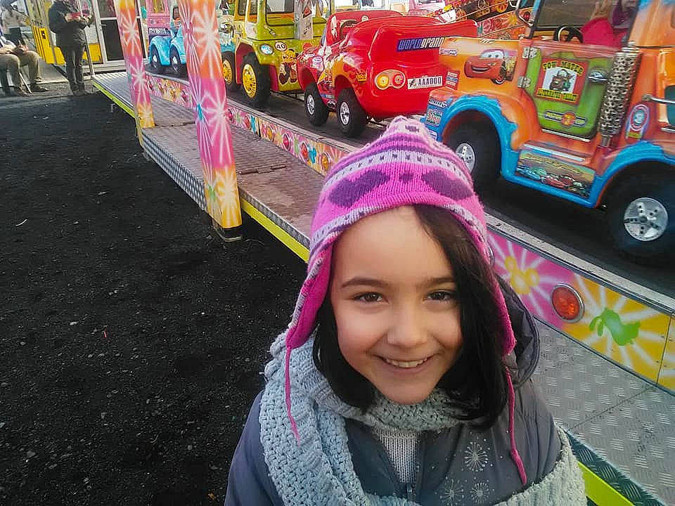 Cassandra participe au concours pour gagner de l'argent avec cette photo : asphalt, car, child, fun, joy, leisure, mode_of_transport, person, public_space, smile, snapshot, street, subcompact_car, travel, vacation, vehicle