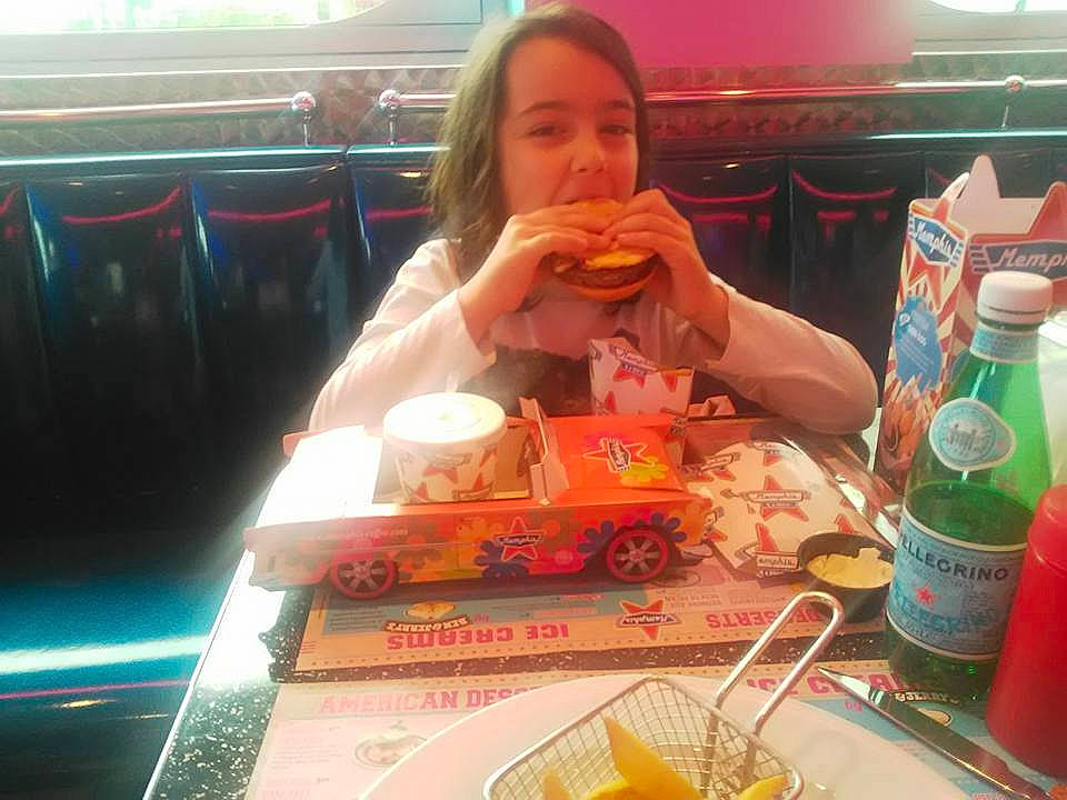 Cassandra a rejoint le concours — aidez-le/la à gagner de superbes lots ! breakfast, dish, drink, eating, fast_food, food, junk_food, lunch, meal, orange_soft_drink, person