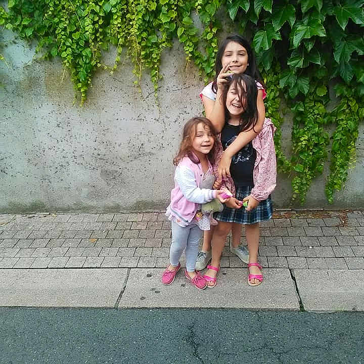 Cassandra a rejoint le concours — aidez-le/la à gagner de superbes lots ! child, daughter, family, fun, grass, green, joy, leaf, leg, leisure, people, person, photograph, photography, plant, sitting, smile, snapshot, summer, toddler