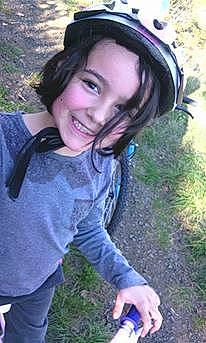 Cassandra participe au concours pour gagner de l'argent avec cette photo : adventure, black_hair, cool, grass, headgear, joy, long_hair, person, photography, plant, recreation, selfie, smile