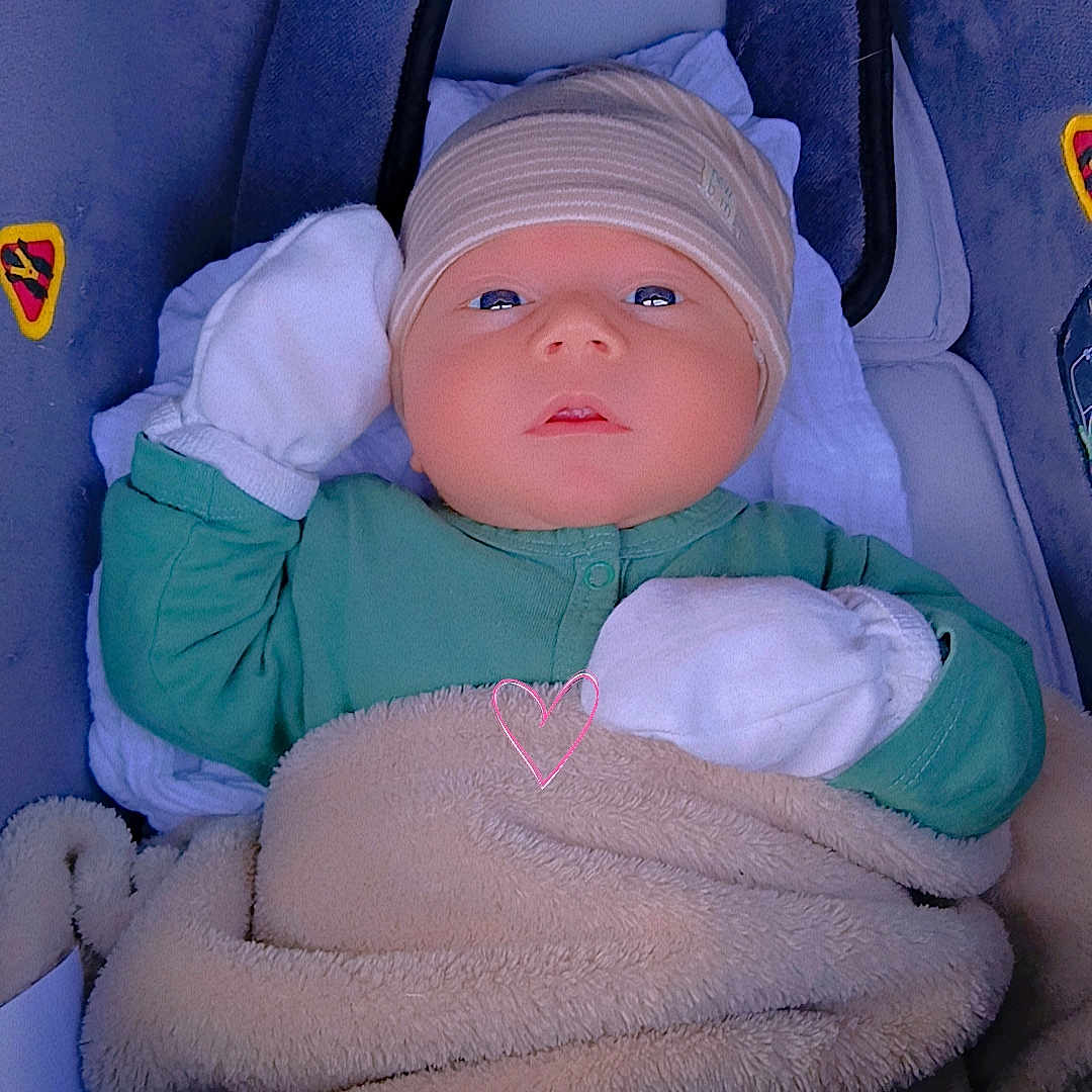 Darian Sadiku a rejoint le concours — aidez-le/la à gagner de superbes lots ! baby, blanket, child, clothing, comfort, cozy, cute, face, hat, indoors, infant, mittens, newborn, person, portrait, resting, sleeping, soft, stroller, warm