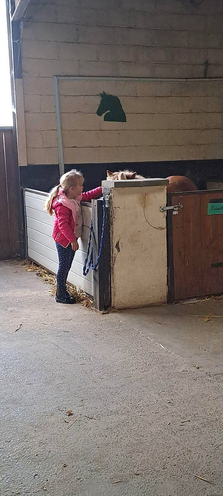 Lyana participe au concours pour gagner de l'argent avec cette photo : asphalt, city, concrete, door, facade, flooring, gas, house, landscape, person, road, road_surface, shadow, sidewalk, soil, street, tints_and_shades, toddler, waste_container, wood
