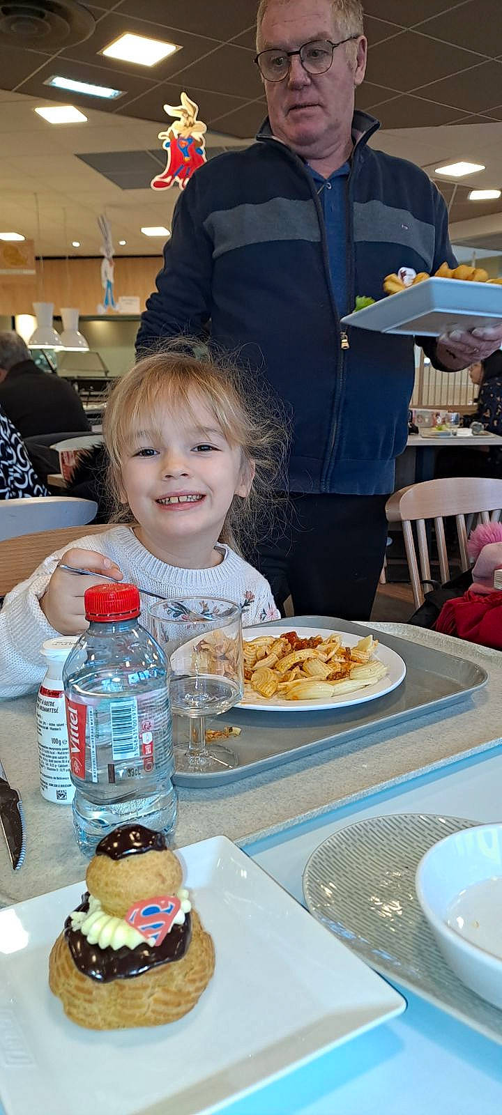 Lyana a rejoint le concours — aidez-le/la à gagner de superbes lots ! bottle, chair, child, cuisine, cup, dish, dishware, drinking_water, drinkware, event, food, joy, person, plastic_bottle, plate, platter, serveware, smile, table, tableware