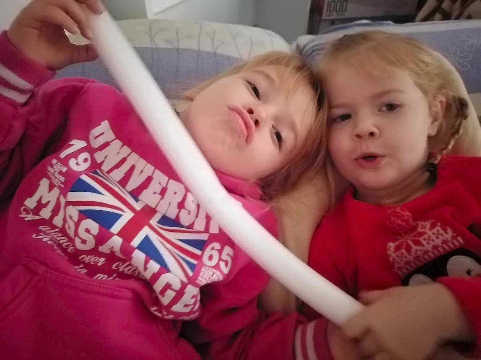 Lyana a rejoint le concours — aidez-le/la à gagner de superbes lots ! baby_products, baby_toddler_clothing, blond, cheek, child, comfort, couch, event, eyebrow, finger, fun, gesture, happy, leisure, nose, person, selfie, sitting, skin, t_shirt