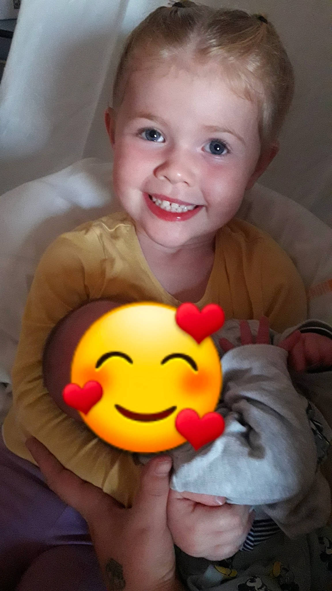 Tahitia a rejoint le concours — aidez-le/la à gagner de superbes lots ! arm, cheek, chin, eye, face, facial_expression, hair, hairstyle, hand, happy, head, human_body, joy, lip, mammal, mouth, nose, orange, organ, person