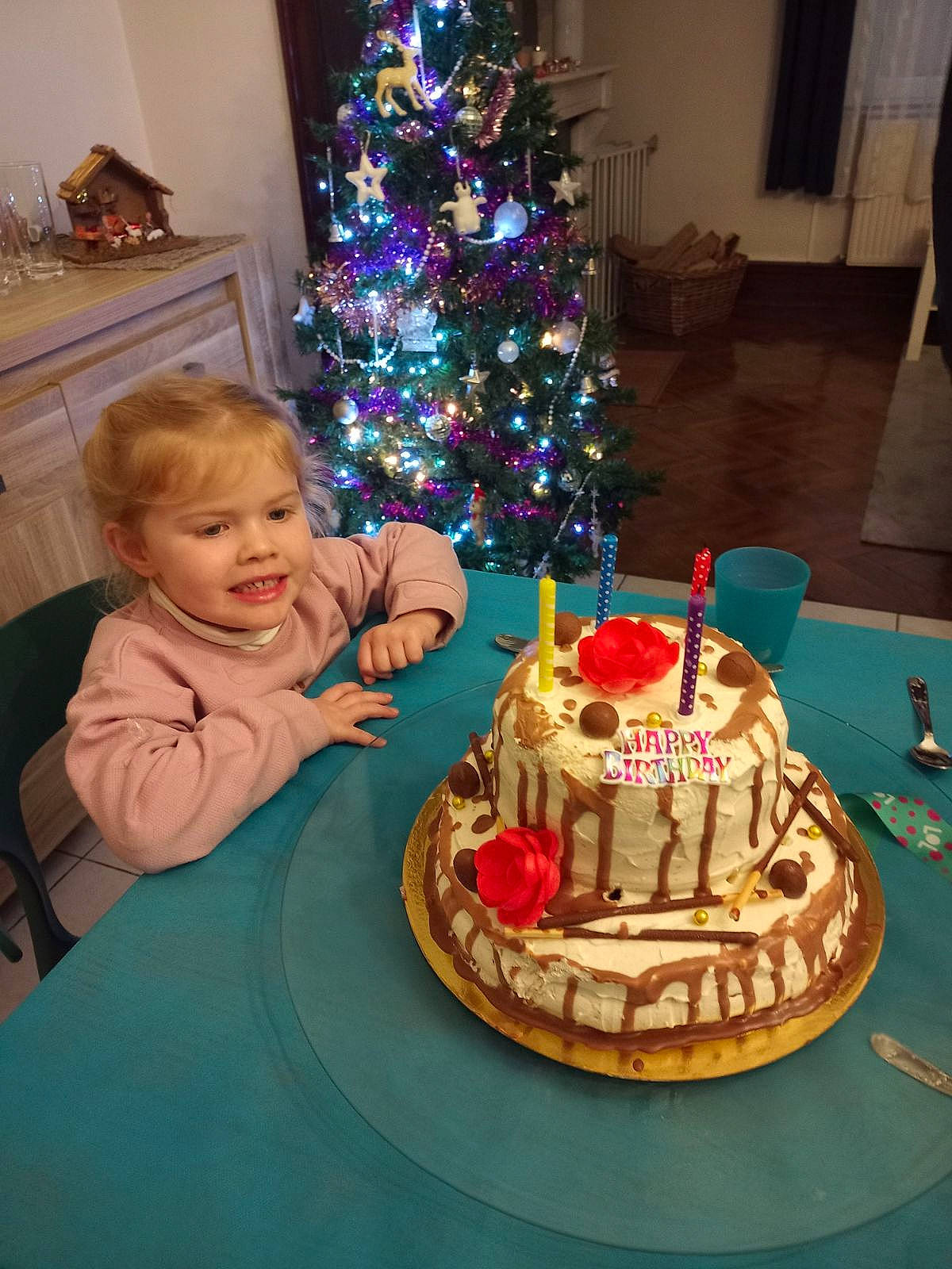 Tahitia a rejoint le concours — aidez-le/la à gagner de superbes lots ! birthday_cake, birthday_candle, cake, cake_decorating, cake_decorating_supply, candle, chair, christmas_decoration, christmas_ornament, christmas_tree, dessert, event, food, fun, icing, joy, person, sugar_cake, sugar_paste, table