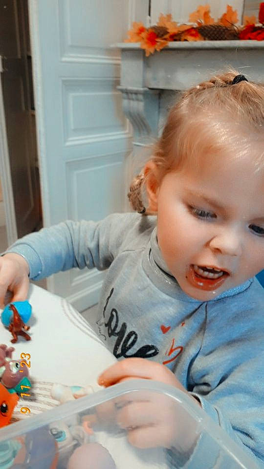 Tahitia participe au concours pour gagner de l'argent avec cette photo : baby, baby_toddler_clothing, chair, cheek, child, comfort_food, door, fun, happy, homework, nail, person, play, room, sitting, smile, t_shirt, tableware, toddler, toy