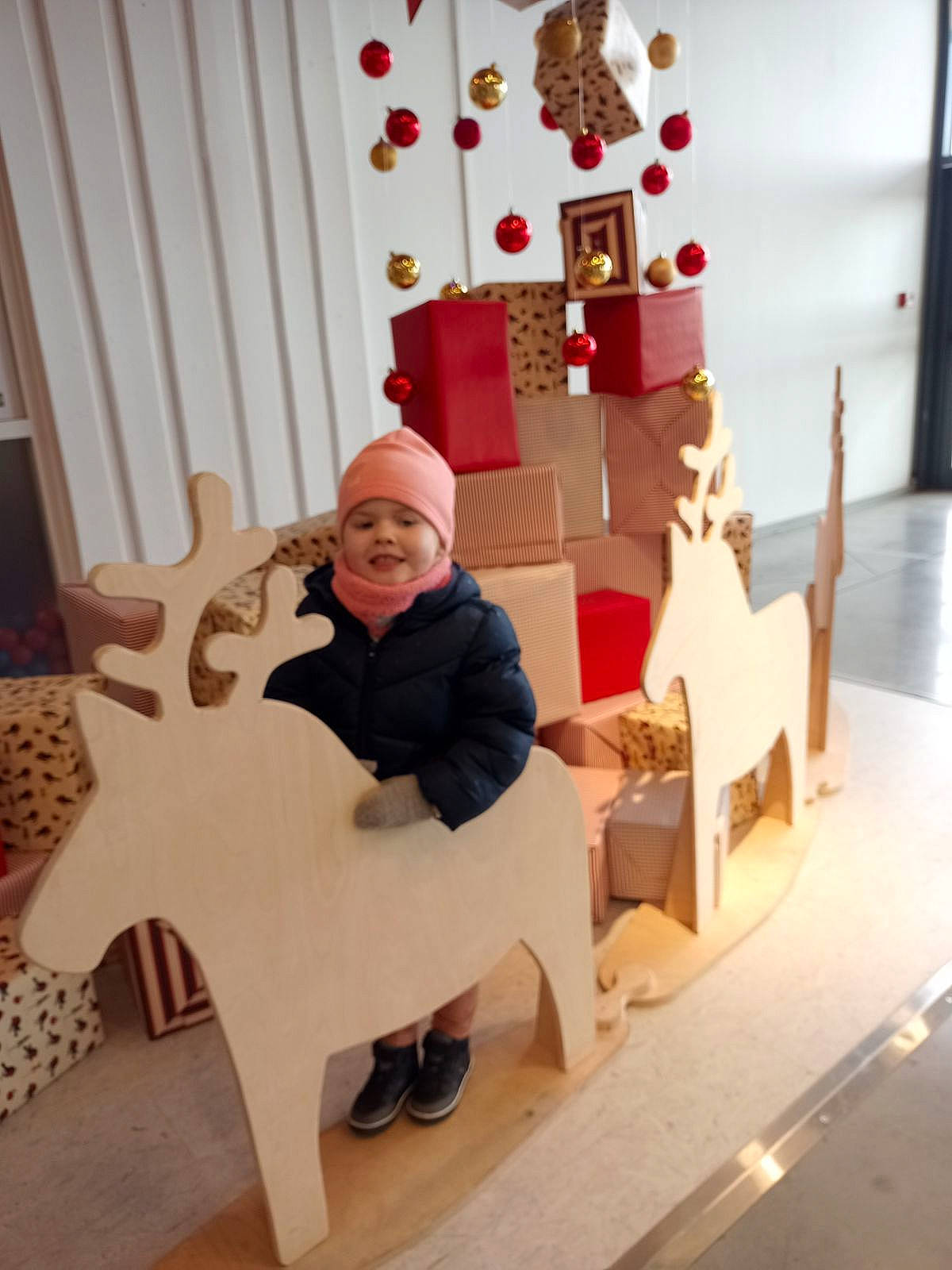 Tahitia a rejoint le concours — aidez-le/la à gagner de superbes lots ! art, carmine, christmas, christmas_decoration, christmas_eve, comfort, curtain, event, flooring, fun, headwear, holiday, interior_design, person, room, sitting, smile, toy, tree, visual_arts