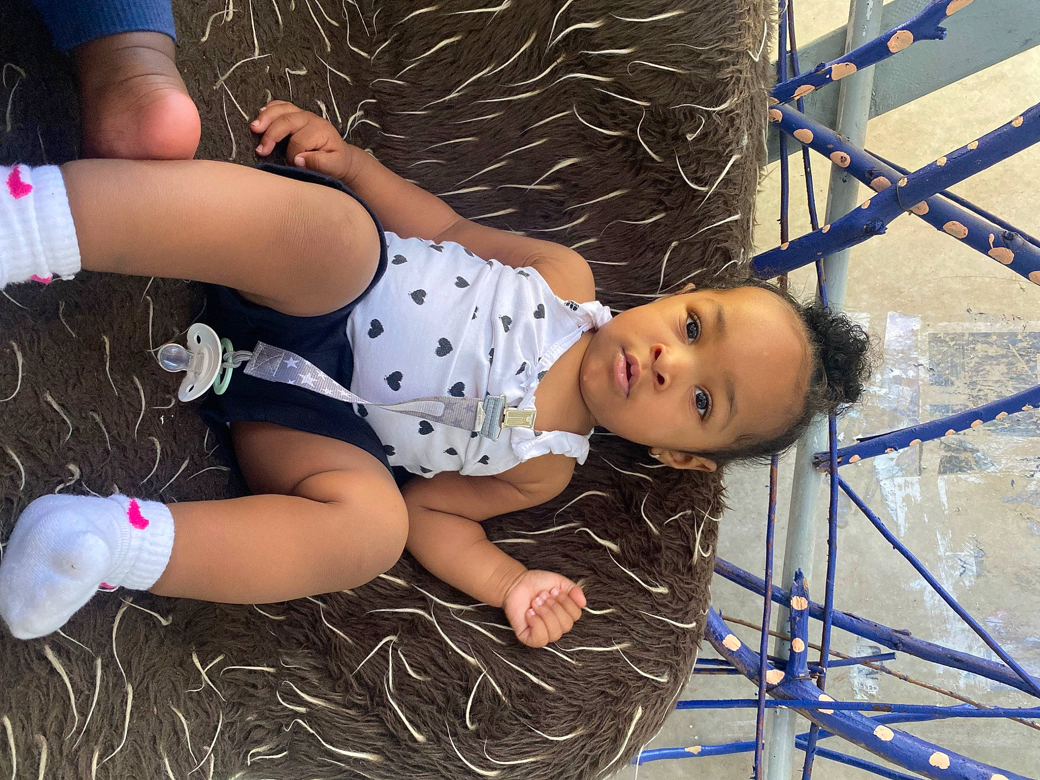 Mykenzie is registered to the contest to win money with this photo: barefoot, child, elbow, electric_blue, foot, fun, grass, happy, human_leg, knee, leg, leisure, net, pattern, people_in_nature, person, sitting, smile, thigh, toddler