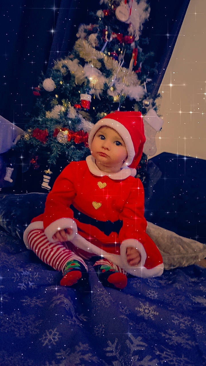 Rose a rejoint le concours — aidez-le/la à gagner de superbes lots ! baby_toddler_clothing, child, christmas, christmas_decoration, christmas_eve, christmas_ornament, christmas_tree, electric_blue, event, fictional_character, fun, happy, headwear, holiday, holiday_ornament, human_body, ornament, people_in_nature, person, snow