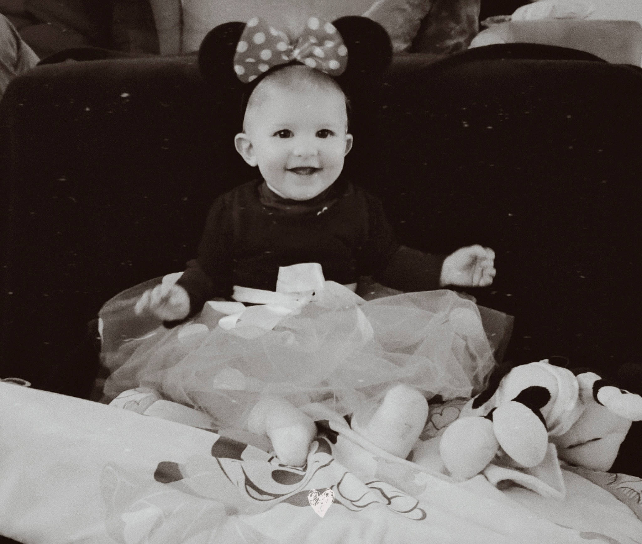 Rose participe au concours pour gagner de l'argent avec cette photo : arm, baby, black, black_and_white, child, comfort, couch, flash_photography, happy, joy, monochrome, monochrome_photography, person, photograph, room, sitting, smile, snapshot, style, toddler