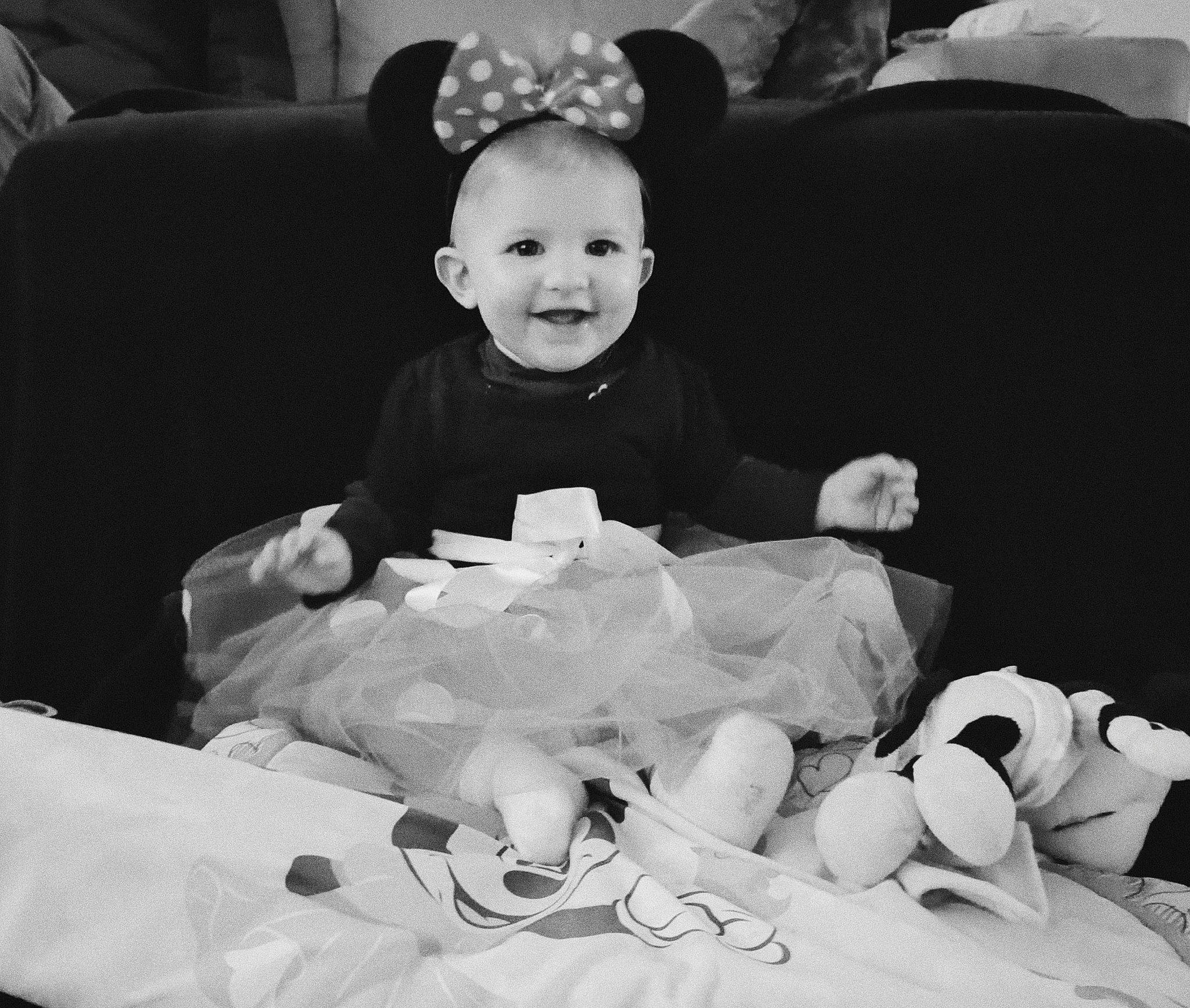 Rose participe au concours pour gagner de l'argent avec cette photo : baby, black, black_and_white, child, comfort, couch, facial_expression, finger, flash_photography, gesture, hand, happy, head, human_body, joy, people, person, photograph, smile, style