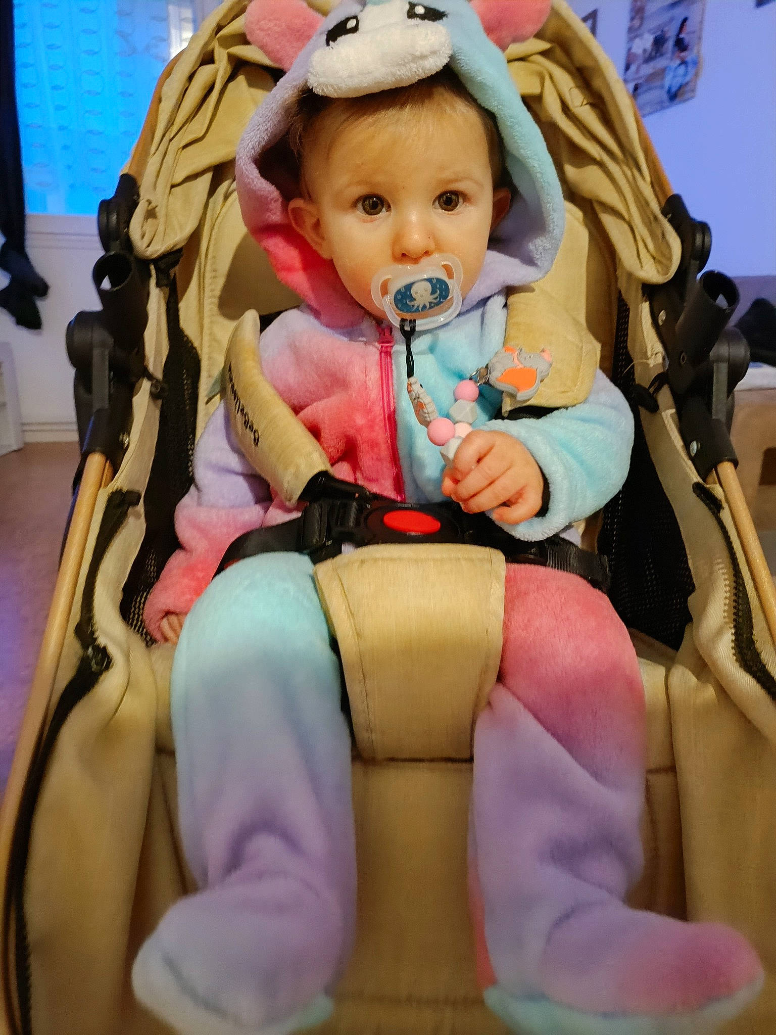 Rose a rejoint le concours — aidez-le/la à gagner de superbes lots ! arm, baby, baby_carriage, baby_products, baby_safety, baby_toddler_clothing, car_seat, cheek, child, comfort, event, hand, head, person, pink, seat_belt, service, sitting, skin, surprise