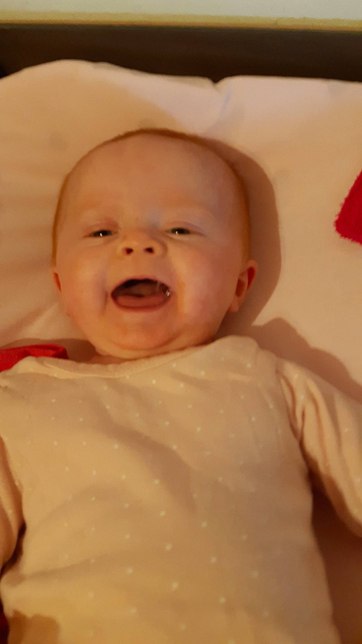 Amélie participe au concours pour gagner de l'argent avec cette photo : baby, baby_making_funny_faces, cheek, child, chin, face, facial_expression, head, laugh, lip, mouth, nose, person, skin, smile, toddler