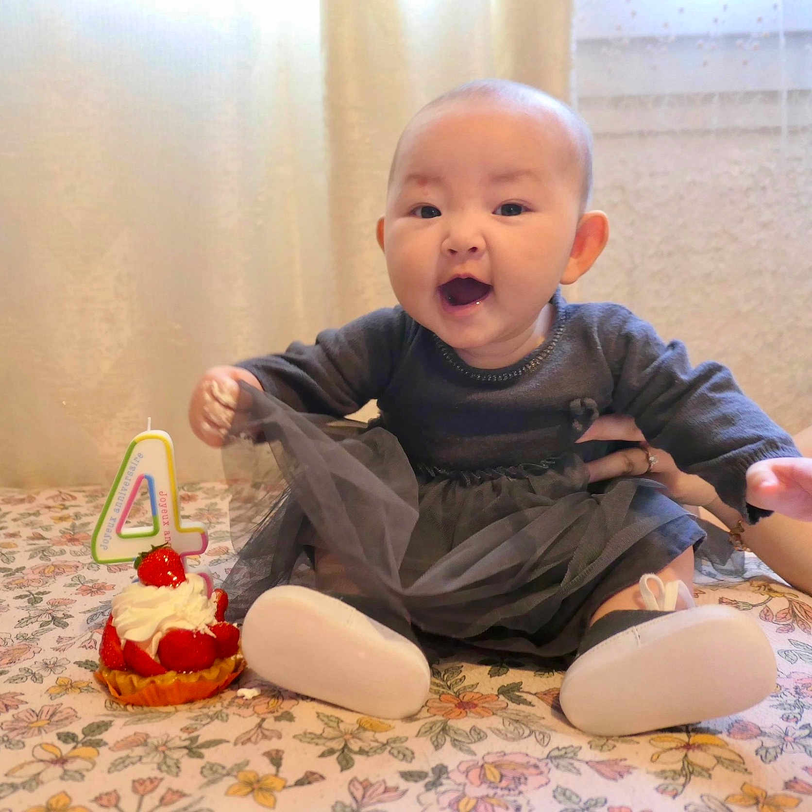Neva a rejoint le concours — aidez-le/la à gagner de superbes lots ! baby, bedspread, birthday, cake, candle, celebration, child, cute, dessert, dress, flower_pattern, hands, happy, indoors, person, sitting, smiling, strawberry, tablecloth, toddler
