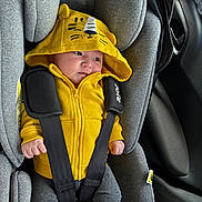 Neva participe au concours pour gagner de l'argent avec cette photo : adorable, baby, car_interior, car_seat, casual_wear, child, clothing, cozy, cute, gray, hood, infant, looking_away, newborn, portrait, safety, seatbelt, small_hands, straps, yellow_hoodie