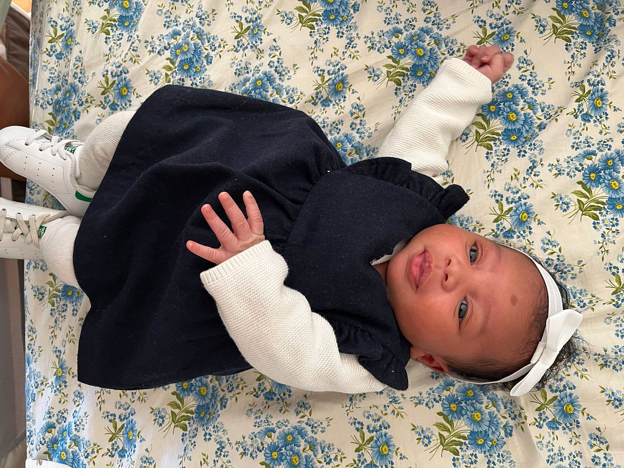 Soraya a rejoint le concours — aidez-le/la à gagner de superbes lots ! arm, baby, baby_toddler_clothing, child, comfort, finger, flooring, foot, gesture, hand, happy, human_leg, knee, linens, pattern, person, sleeve, thigh, toddler, wood