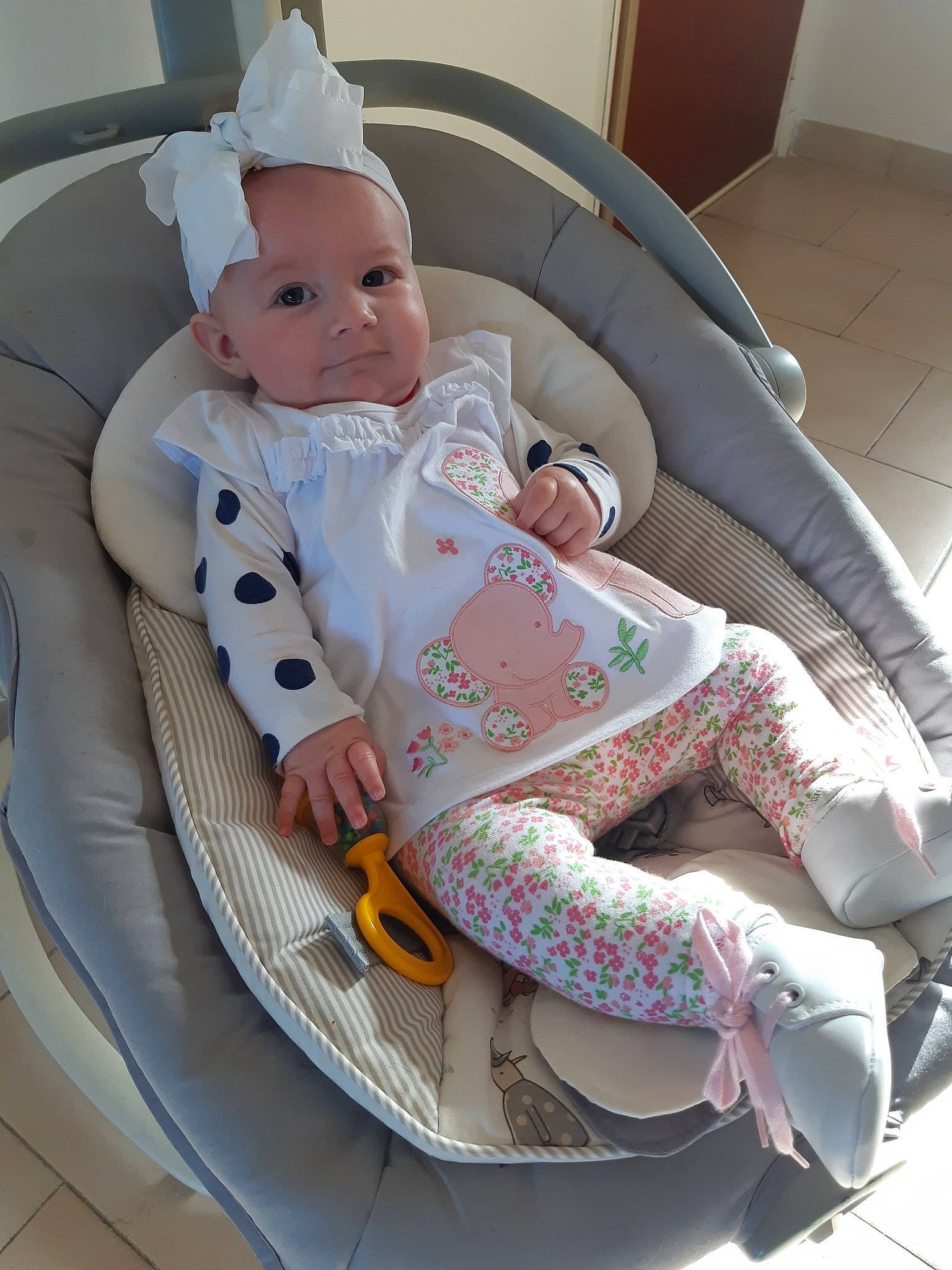 Alice participe au concours pour gagner de l'argent avec cette photo : baby, baby_products, child, comfort, person, product, toy