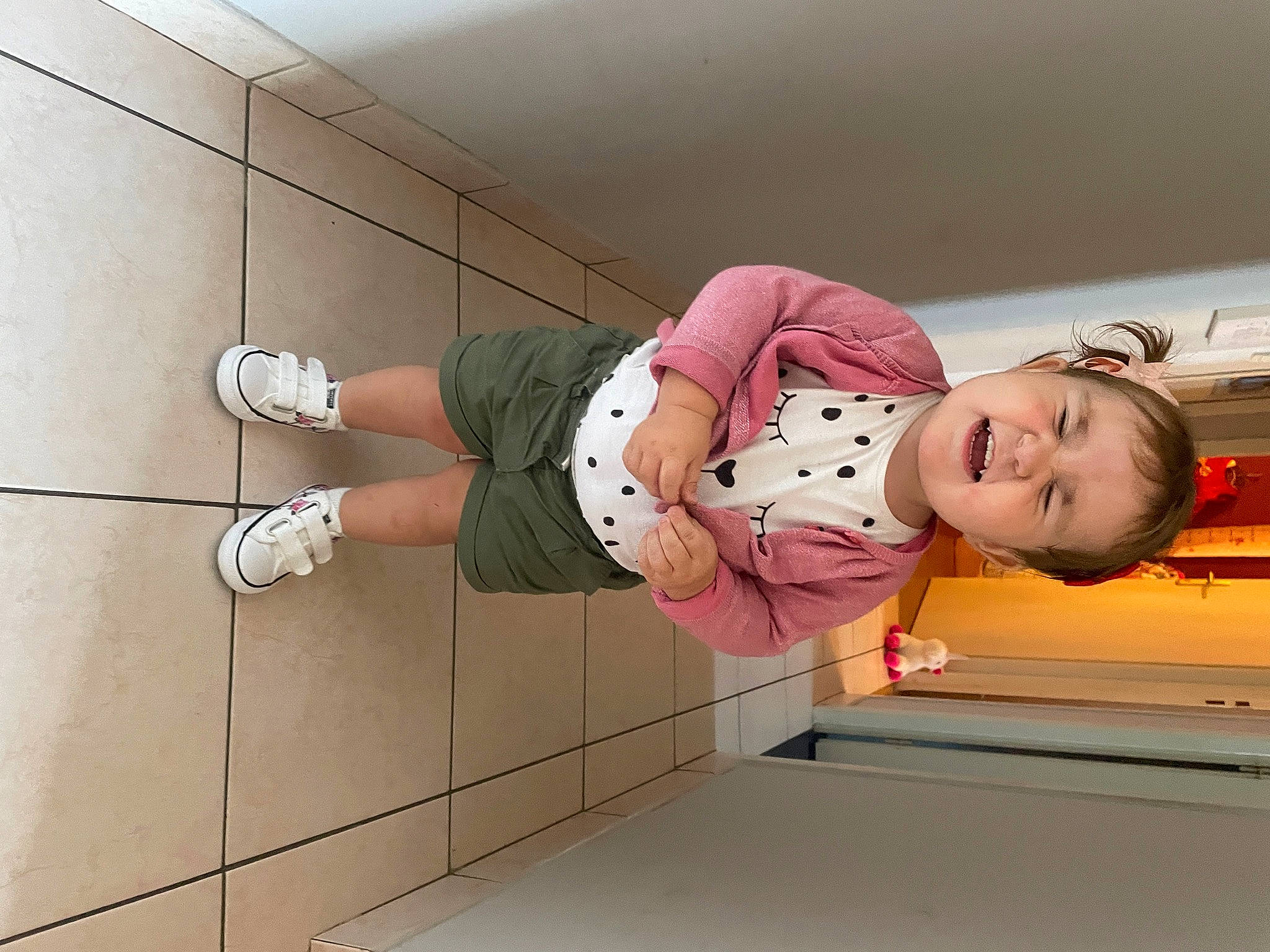 Eleyna participe au concours pour gagner de l'argent avec cette photo : baby_toddler_clothing, child, comfort, elbow, floor, flooring, footwear, happy, human_leg, joint, knee, leg, person, shoe, smile, sneakers, sportswear, thigh, toddler, waist