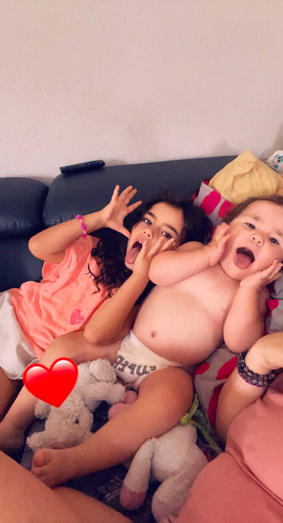 Eleyna participe au concours pour gagner de l'argent avec cette photo : comfort, facial_expression, finger, gesture, hand, joint, knee, lap, leg, mouth, muscle, nail, neck, person, pink, shorts, shoulder, skin, stomach, textile