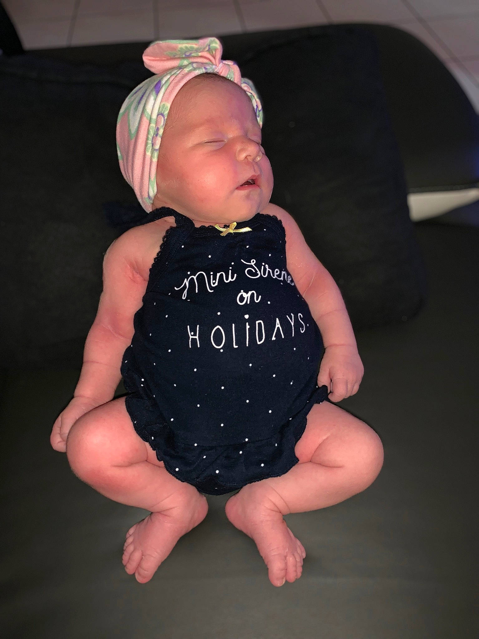 Eleyna a rejoint le concours — aidez-le/la à gagner de superbes lots ! arm, baby, baby_toddler_clothing, child, design, headgear, joint, knee, pattern, person, product, sitting, toddler