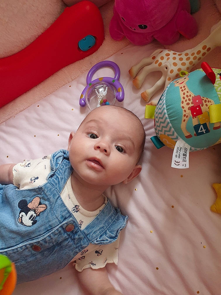 Charlotte a rejoint le concours — aidez-le/la à gagner de superbes lots ! baby, baby_products, baby_toddler_clothing, cheek, child, comfort, eye, head, headgear, human_body, iris, linens, mouth, nose, orange, person, pink, skin, textile, toddler