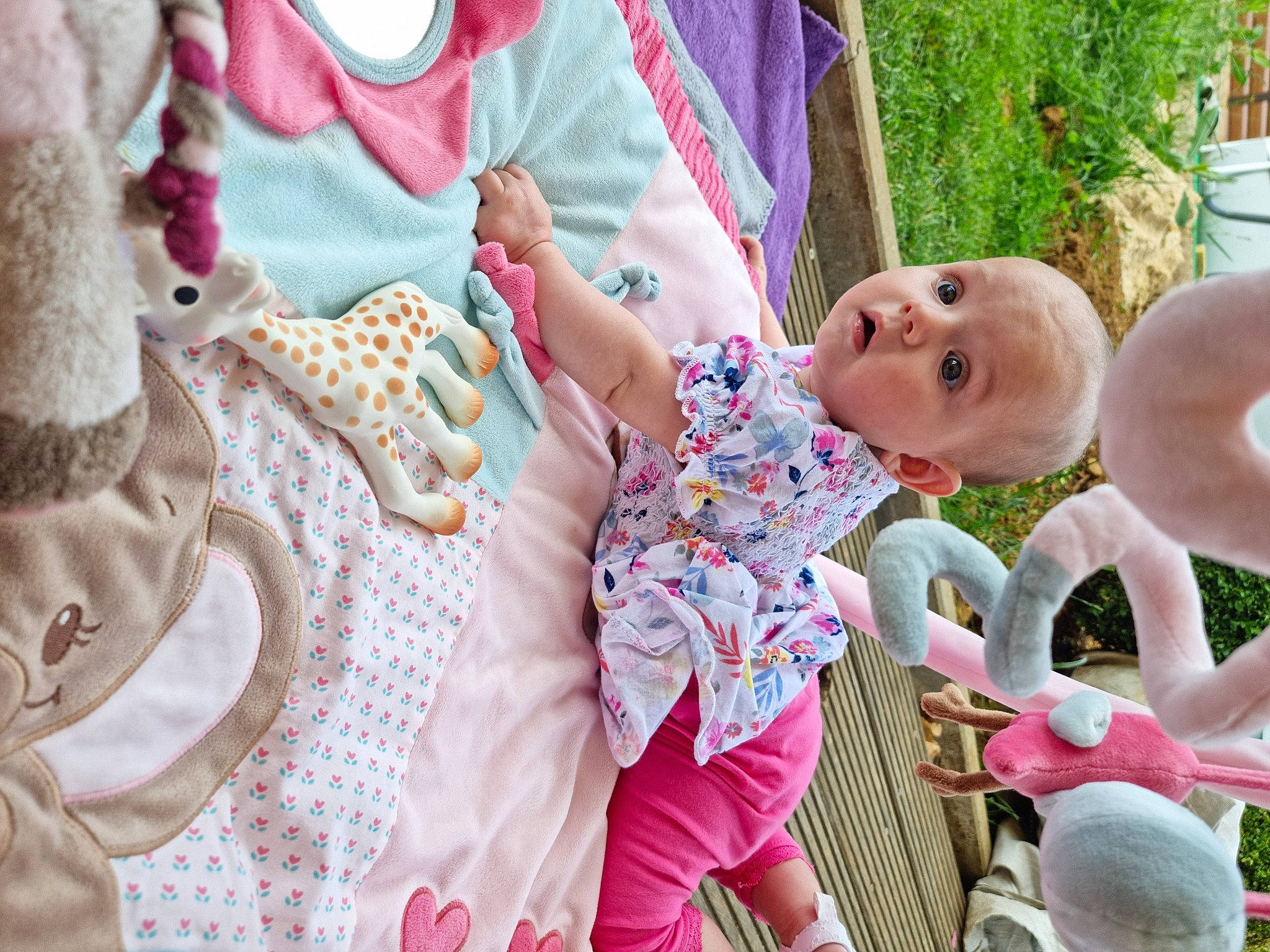 Charlotte participe au concours pour gagner de l'argent avec cette photo : baby, baby_toddler_clothing, child, event, facial_expression, fun, grass, happy, leisure, linens, magenta, pattern, peach, person, pink, plant, skin, sleeve, surprise, textile