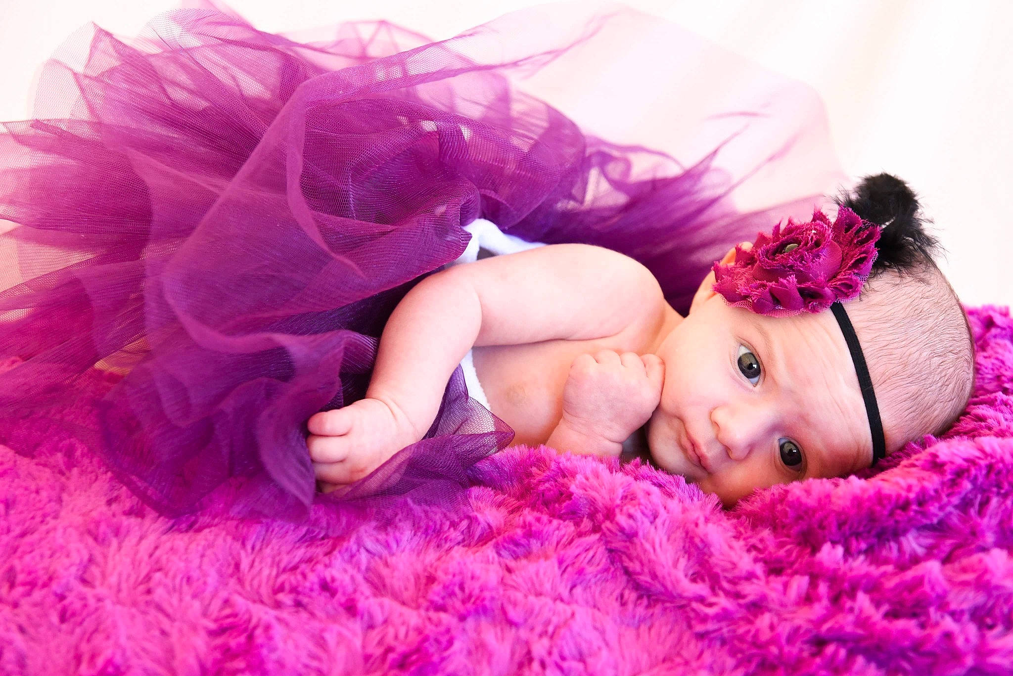 Charlotte a rejoint le concours — aidez-le/la à gagner de superbes lots ! baby, baby_toddler_clothing, comfort, costume, doll, fashion_accessory, grass, hair_accessory, happy, hat, headband, headpiece, headwear, magenta, person, petal, pink, plant, purple, skin