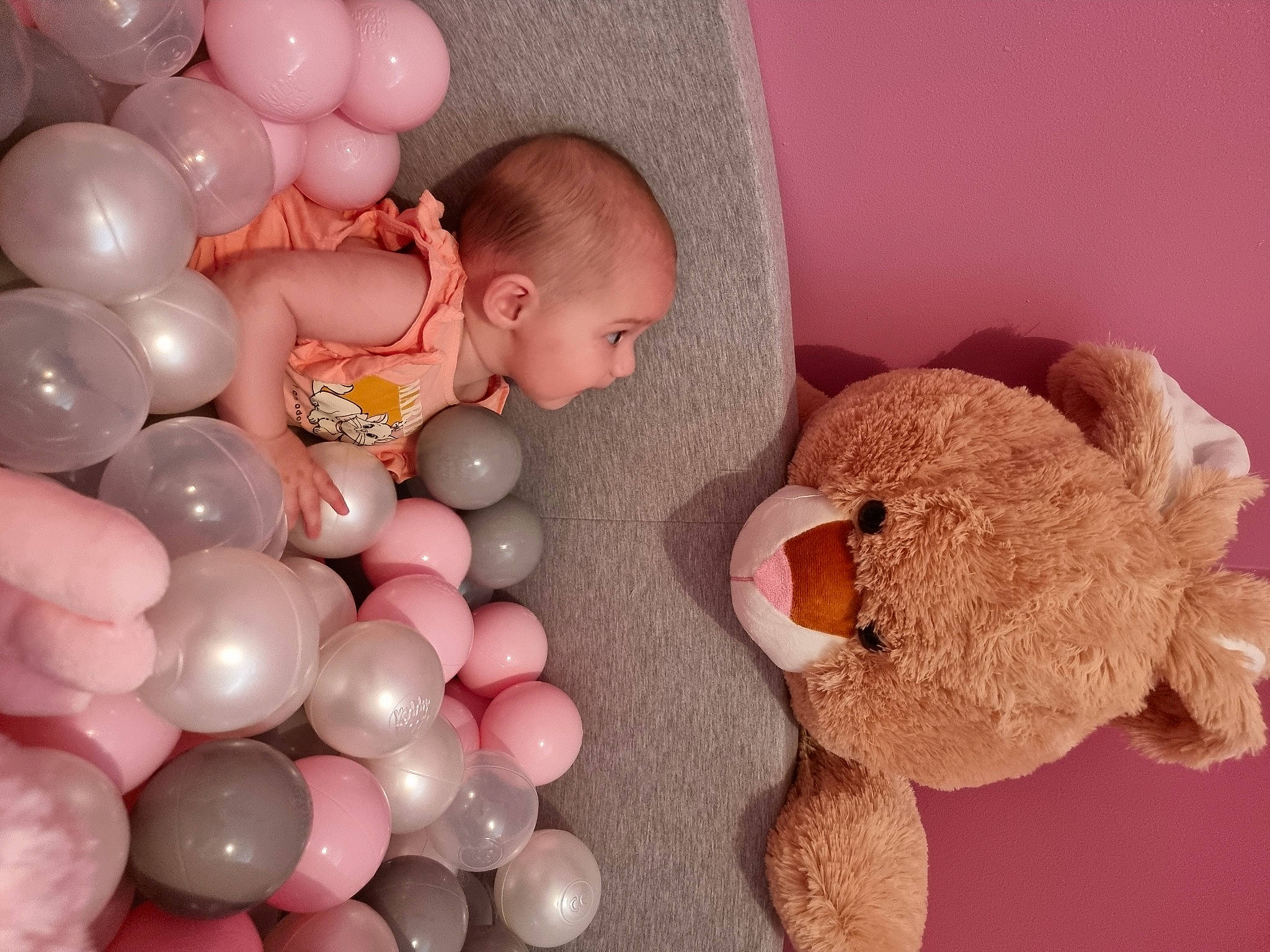 Charlotte a rejoint le concours — aidez-le/la à gagner de superbes lots ! baby, baby_products, baby_toddler_clothing, baby_toys, balloon, child, comfort, event, fun, mammal, party_supply, peach, person, pink, room, souvenir, stuffed_toy, toddler, toy