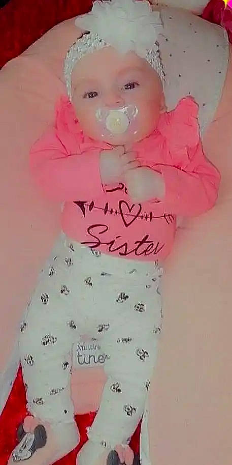 Karima participe au concours pour gagner de l'argent avec cette photo : arm, baby_toddler_clothing, child, doll, hairstyle, happy, head, human_leg, magenta, pattern, peach, person, pink, product, skin, sleeve, stuffed_toy, textile, thigh, toy