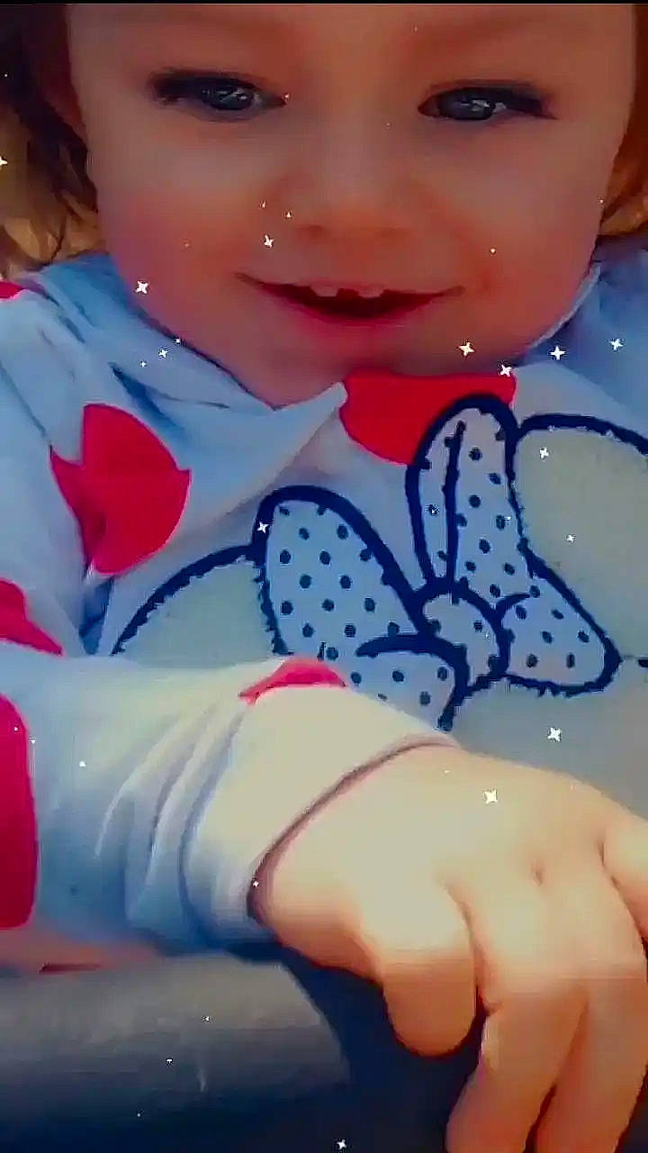 Karima participe au concours pour gagner de l'argent avec cette photo : arm, blue, eyelash, facial_expression, finger, gesture, hand, happy, headwear, human_body, joint, knee, leg, lip, mouth, nail, person, pink, skin, sleeve