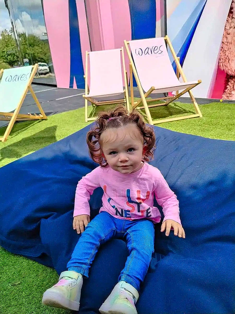 Karima a rejoint le concours — aidez-le/la à gagner de superbes lots ! baby_toddler_clothing, blue, child, eye, fun, grass, green, happy, human_body, lap, leaf, leisure, people_in_nature, person, photograph, pink, public_space, purple, recreation, toddler